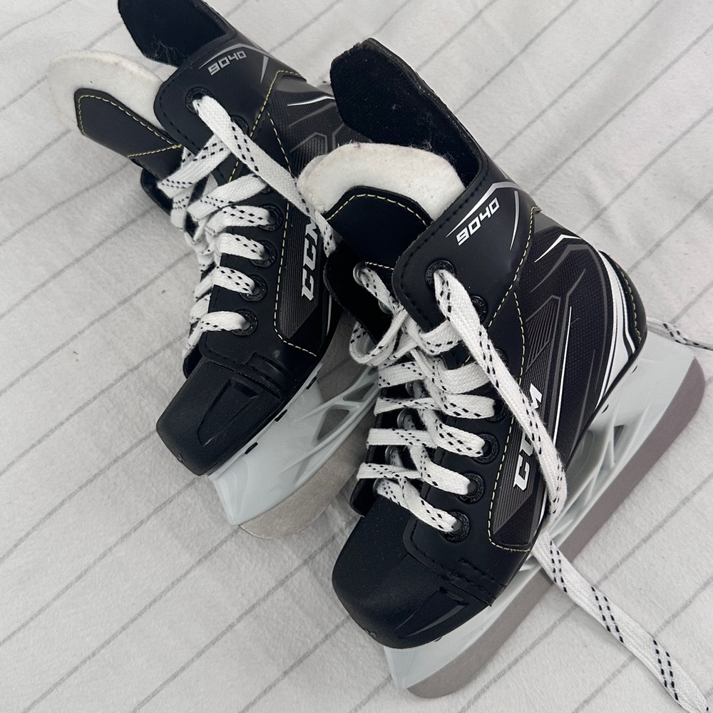 CCM 9040 Black and White Hockey Skates
